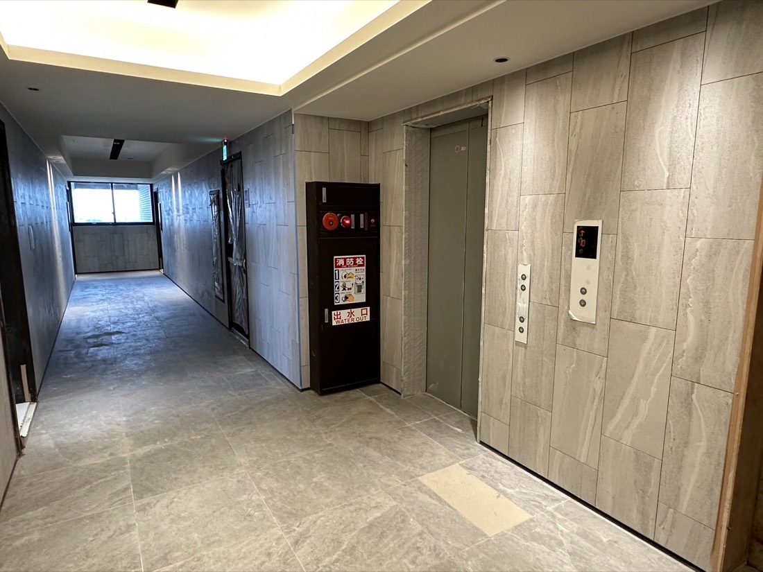 勾縫踢腳板施工案例:電梯廳