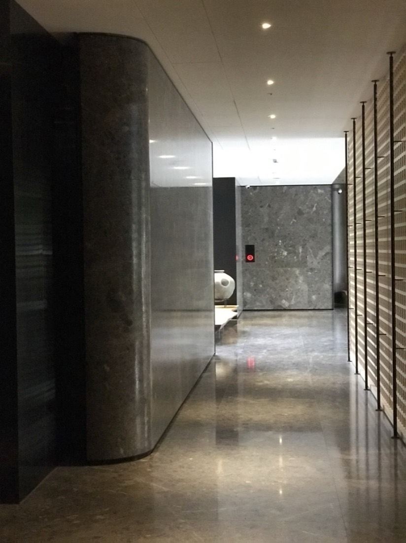 勾縫踢腳板施工案例:石材牆面走廊